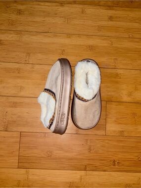 NEW Women’s Size 4-5 Shoe Cozy Slippers House Shoes Slip On